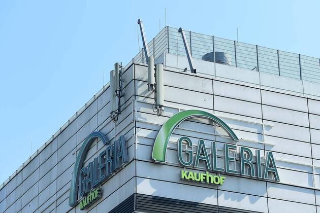 Galeria Karstadt Kaufhof beantragt Staatshilfe Die Corona-Krise droht Galeria Karstadt Kaufhof den gerade halbwegs gewonnenen Boden unter den Füßen wegzureißen. Nun hat der Warenhauskonzern nach LZ-Informationen Staatshilfen beantragt. Galeria Karstadt Kaufhof will unter den Rettungsschirm der Bundesregierung schlüpfen. Nach LZ-Informationen hat das Unternehmen Staatshilfen beantragt, um die wirtschaftlichen Folgen der Corona-Epidemie abfedern zu können. Der Warenhauskonzern musste, wie andere Nonfood-Händler auch, infolge der Pandemie seine Filialen deutschlandweit schließen.