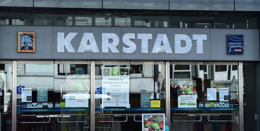 Galeria Karstadt Kaufhof beantragt Staatshilfe Die Corona-Krise droht Galeria Karstadt Kaufhof den gerade halbwegs gewonnenen Boden unter den Füßen wegzureißen. Nun hat der Warenhauskonzern nach LZ-Informationen Staatshilfen beantragt. Galeria Karstadt Kaufhof will unter den Rettungsschirm der Bundesregierung schlüpfen. Nach LZ-Informationen hat das Unternehmen Staatshilfen beantragt, um die wirtschaftlichen Folgen der Corona-Epidemie abfedern zu können. Der Warenhauskonzern musste, wie andere Nonfood-Händler auch, infolge der Pandemie seine Filialen deutschlandweit schließen.
