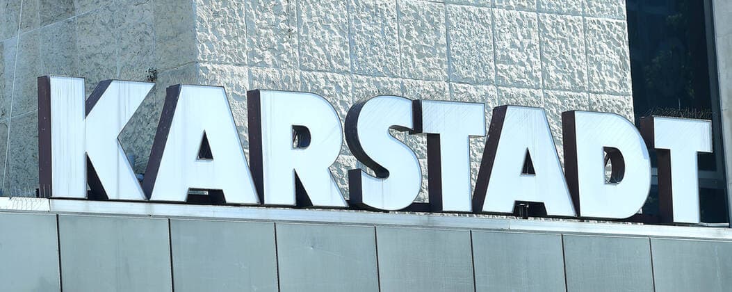 Galeria Karstadt Kaufhof beantragt Staatshilfe Die Corona-Krise droht Galeria Karstadt Kaufhof den gerade halbwegs gewonnenen Boden unter den Füßen wegzureißen. Nun hat der Warenhauskonzern nach LZ-Informationen Staatshilfen beantragt. Galeria Karstadt Kaufhof will unter den Rettungsschirm der Bundesregierung schlüpfen. Nach LZ-Informationen hat das Unternehmen Staatshilfen beantragt, um die wirtschaftlichen Folgen der Corona-Epidemie abfedern zu können. Der Warenhauskonzern musste, wie andere Nonfood-Händler auch, infolge der Pandemie seine Filialen deutschlandweit schließen.