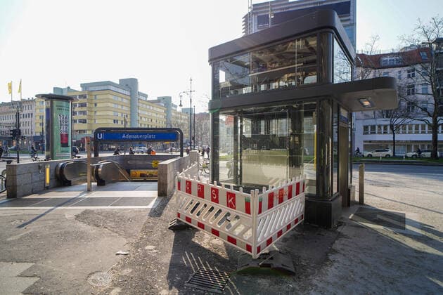 28.03.2020,Berlin,Deutschland,GER,die Stadt in Zeiten der Corona Pandemie, U-Bahnhof Eingang Adenauerplatz Fahrstuhl