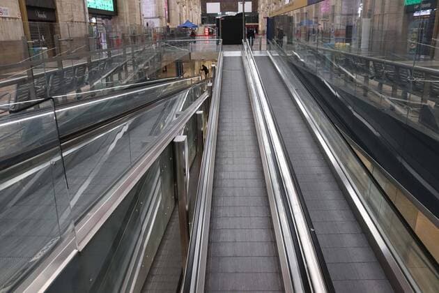 foto ipp-giorgio rossi- milano 28 03 2020- emergenza coronavirus - la stazione centrale dei treni deserta - le scle mobili vuote emergenza coronavirus - stazion  0