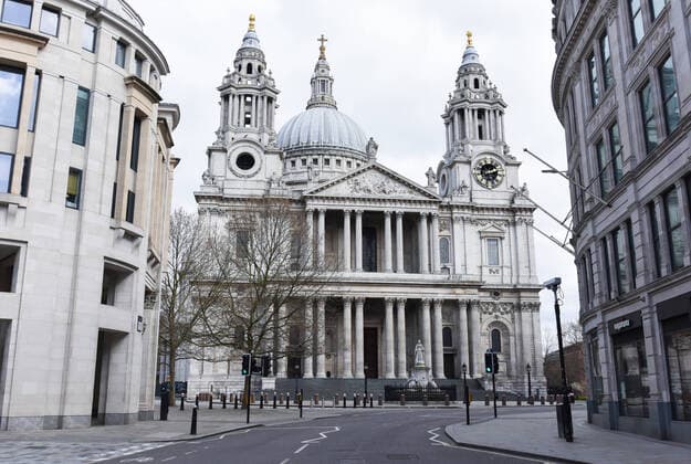 . 28 03 2020. London, United Kingdom. Coronavirus crisis. View of an empty touristic spot, St Paul s Cathedral, this afternoon. The latest government figures on Saturday, showed there were another 260 deaths in the UK in a day, up from 759 on Friday and tougher social distancing rules may be put in place, warn Government advisers.  xGustavoxValientex xi-Imagesx IIM-20965-0016