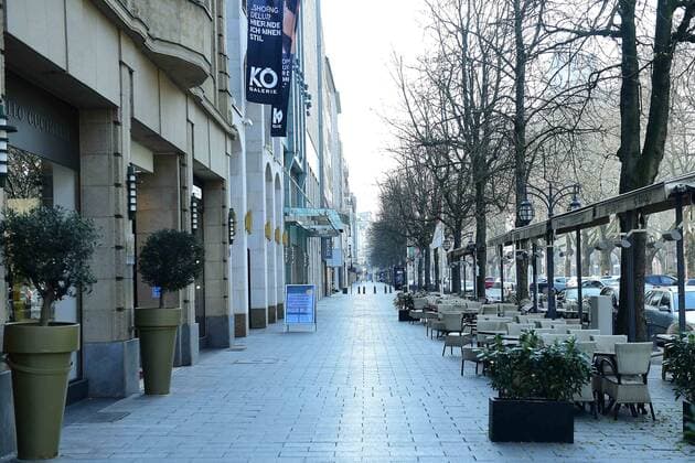 Menschenleere Kö am 28.03.2020 in Düsseldorf Nur vereinzelte Passanten gehen an einem Samstagmittag auf der Düsseldorfer Kö ( Königsallee ) einkaufen. Um die Ansteckungsgefahr mit dem Coronavirus möglichst gering zu halten, hatte NRW Ministerpräsident Armin Laschet ( CDU ) die Bevölkerung aufgerufen, nur noch in dringen Fällen die eigenen vier Wände zu verlassen.