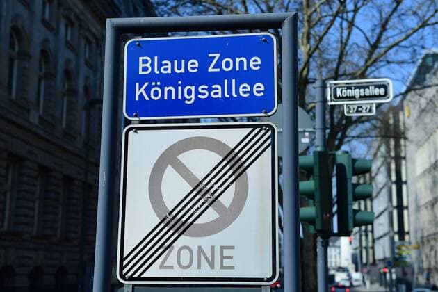 Menschenleere Kö am 28.03.2020 in Düsseldorf Nur vereinzelte Passanten gehen an einem Samstagmittag auf der Düsseldorfer Kö ( Königsallee ) einkaufen. Um die Ansteckungsgefahr mit dem Coronavirus möglichst gering zu halten, hatte NRW Ministerpräsident Armin Laschet ( CDU ) die Bevölkerung aufgerufen, nur noch in dringen Fällen die eigenen vier Wände zu verlassen.