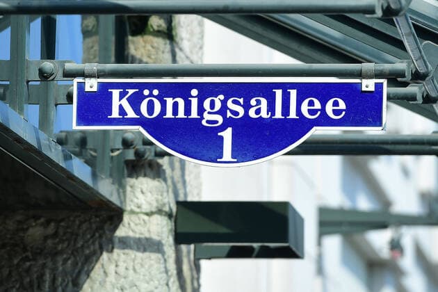 Menschenleere Kö am 28.03.2020 in Düsseldorf Nur vereinzelte Passanten gehen an einem Samstagmittag auf der Düsseldorfer Kö ( Königsallee ) einkaufen. Um die Ansteckungsgefahr mit dem Coronavirus möglichst gering zu halten, hatte NRW Ministerpräsident Armin Laschet ( CDU ) die Bevölkerung aufgerufen, nur noch in dringen Fällen die eigenen vier Wände zu verlassen.