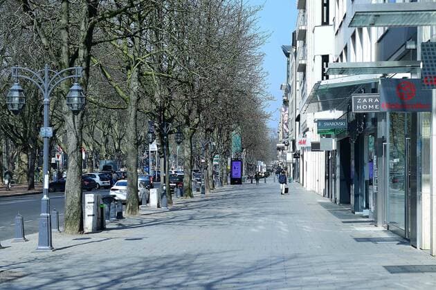 Menschenleere Kö am 28.03.2020 in Düsseldorf Nur vereinzelte Passanten gehen an einem Samstagmittag auf der Düsseldorfer Kö ( Königsallee ) einkaufen. Um die Ansteckungsgefahr mit dem Coronavirus möglichst gering zu halten, hatte NRW Ministerpräsident Armin Laschet ( CDU ) die Bevölkerung aufgerufen, nur noch in dringen Fällen die eigenen vier Wände zu verlassen.
