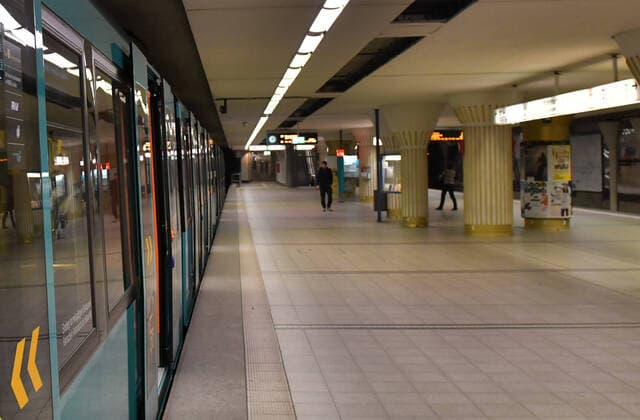 28.03.2020, xblx, Frankfurt am Tag 6 des Kontaktverbots, fast keine Menschen in der U-Bahn Frankfurt am Main