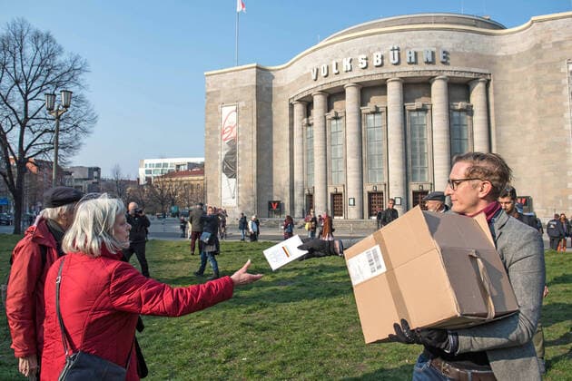 Trotz Ausgangsbeschraenkungen haben am Samstag (28.03.2020) auf dem Rosa-Luxemburg-Platz vor der Berliner Volksbuehne etwa 80 Menschen an einer Hygienedemo fuer Verfassung, Grundrechte & transparente Gestaltung der neuen Wirtschaftsregeln durch die Menschen selbst teilgenommen. Jeweils mit dem Grundgesetz unter dem Arm forderten die Demonstranten im Kreis laufend unter anderem die Beendigung des Notstands-Regimes , demokratische Regeln fuer unser kuenftiges Wirtschaftssystem und die Verhinderung obrigkeitsstaatlicher Schikanen . (Siehe epd-Meldung vom 28.03.2020)