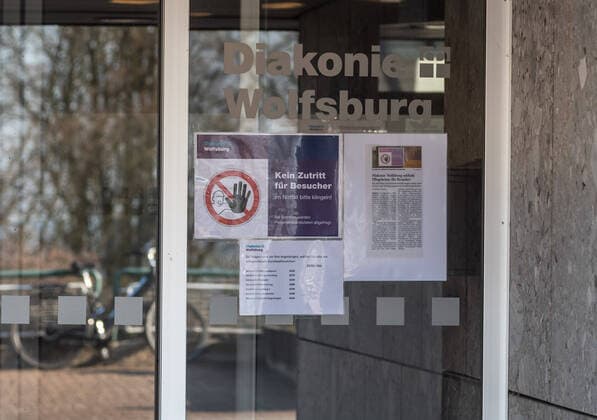 Niedersachsen Wolfsburg, 28.03.20, Aussenansicht von Altenpflegeheim Hanns-Lilje-Heim, Martin Luther Str. Eingangsbereich