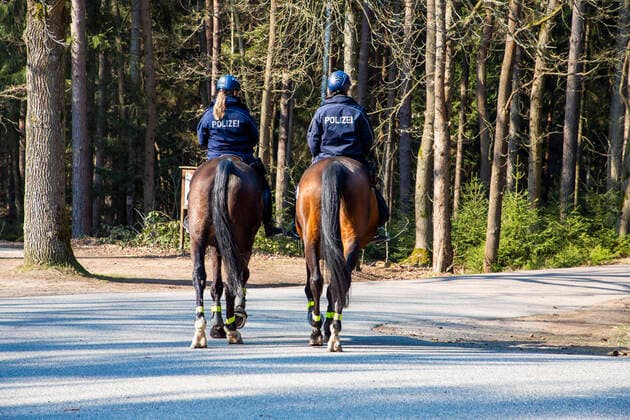 Polizistinnen der Polizeireiterstaffel Großerkmannsdorf kontrollieren die Einhaltung der beschränkten Ausgangssperre im Zusammenhang mit der Bekämpfung des Coronavirus im Tharandter Wald bei Grillenburg.