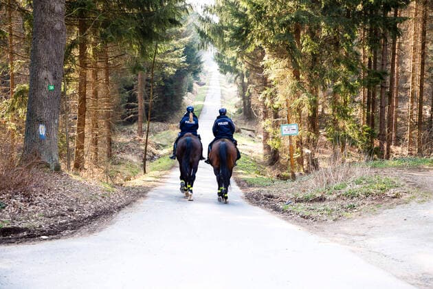 Polizistinnen der Polizeireiterstaffel Großerkmannsdorf kontrollieren die Einhaltung der beschränkten Ausgangssperre im Zusammenhang mit der Bekämpfung des Coronavirus im Tharandter Wald bei Grillenburg.
