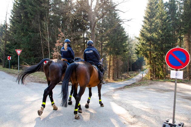 Polizistinnen der Polizeireiterstaffel Großerkmannsdorf kontrollieren die Einhaltung der beschränkten Ausgangssperre im Zusammenhang mit der Bekämpfung des Coronavirus im Tharandter Wald bei Grillenburg.