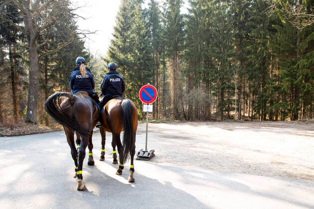 Polizistinnen der Polizeireiterstaffel Großerkmannsdorf kontrollieren die Einhaltung der beschränkten Ausgangssperre im Zusammenhang mit der Bekämpfung des Coronavirus im Tharandter Wald bei Grillenburg.
