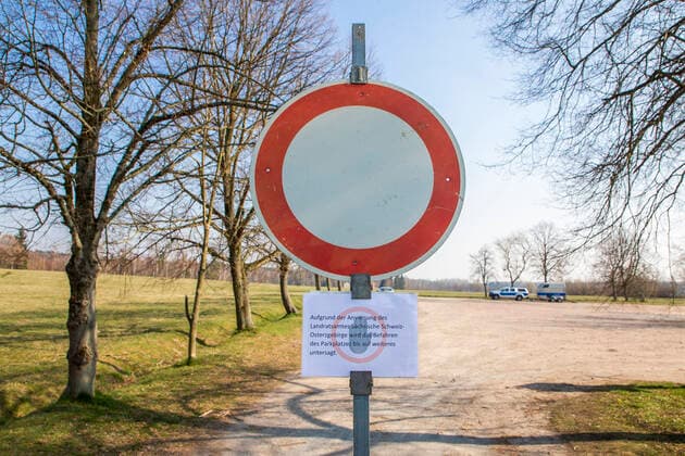 Aufgrund der Ausgangbeschränkungen und Kontaktsperre im Zusammenhang mit der Bekämpfung des Coronavirus werden Parkplätze im Tharandter Wald für Autos gesperrt.