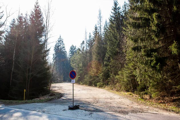 Aufgrund der Ausgangbeschränkungen und Kontaktsperre im Zusammenhang mit der Bekämpfung des Coronavirus werden Parkplätze im Tharandter Wald für Autos gesperrt.