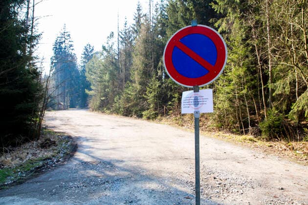 Aufgrund der Ausgangbeschränkungen und Kontaktsperre im Zusammenhang mit der Bekämpfung des Coronavirus werden Parkplätze im Tharandter Wald für Autos gesperrt.