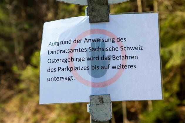Aufgrund der Ausgangbeschränkungen und Kontaktsperre im Zusammenhang mit der Bekämpfung des Coronavirus werden Parkplätze im Tharandter Wald für Autos gesperrt.