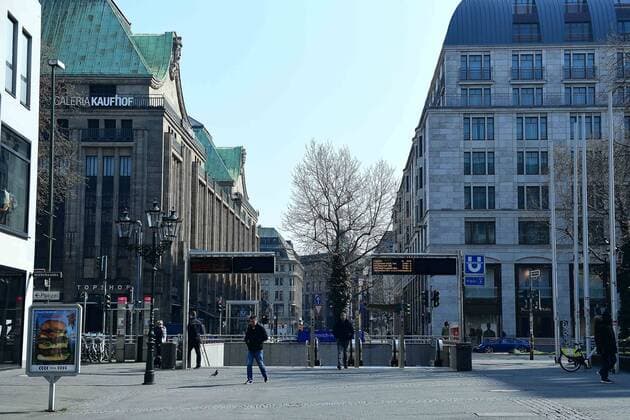 Coronavirus - Menschenleere Innenstadt am 28.03.2020 in Düsseldorf Nur vereinzelte Passanten gehen an einem Samstagmittag in der Innenstadt einkaufen. Um die Ansteckungsgefahr mit dem Coronavirus möglichst gering zu halten, hatte NRW Ministerpräsident Armin Laschet ( CDU ) die Bevölkerung aufgerufen, nur noch in dringen Fällen die eigenen vier Wände zu verlassen.