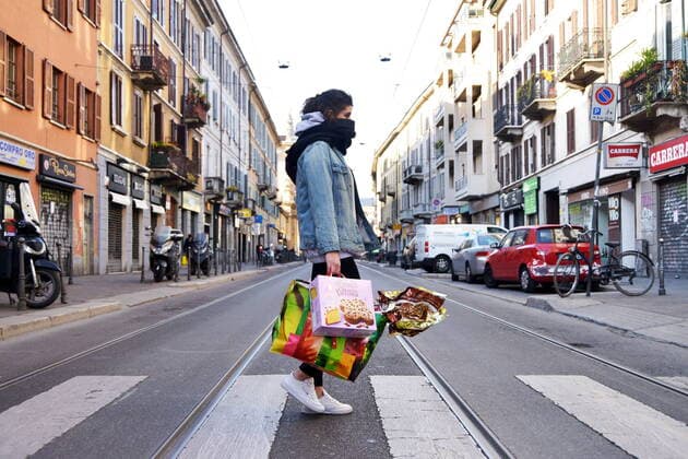 Milan Purchase of Easter doves and eggs at the time of coronavirus in the deserted city (Maurizio Maule Fotogramma, Milan - 2020-03-28) p.s. la foto e utilizzabile nel rispetto del contesto in cui e stata scattata, e senza intento diffamatorio del decoro delle persone rappresentate  Copyright: xMaurizioxMaulex xFOTOGRAMMAx