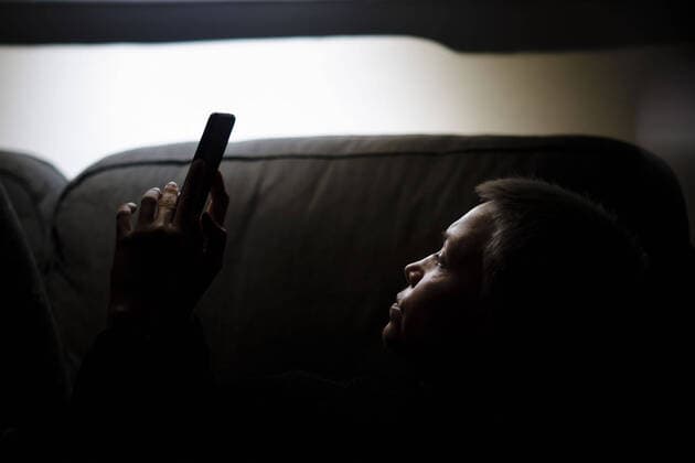 Symbolfoto zum Thema Einsamkeit und Isolation: Eine Frau sitzt nachts auf der Couch und schaut in ein Smartphone. Berlin, 25.03.2020. Um die Ausbreitung des Coronavirus, COVID-19, SARS-CoV-2, zu verlangsamen, wurden in Deutschland Ausgangssperren angeordnet. Alleinstehenden Menschen droht durch Isolation und Quarantaene Einsamkeit und Depressionen. Soziale Kontakte kâˆöâˆ‚nnen nur digital aufrecht erhalten werden. Berlin Deutschland *** Symbol photo on the topic of loneliness and isolation A woman sits on the couch at night and looks into a smartphone Berlin, 25 03 2020 To slow the spread of the corona virus, COVID 19, SARS CoV 2, curfews have been ordered in Germany Single people threatened by isolation and quarantines Loneliness and depression Social contacts kâˆöâˆnnen to be maintained only digitally Berlin Germany Copyright: xphotothek xThomasxTrutschelx