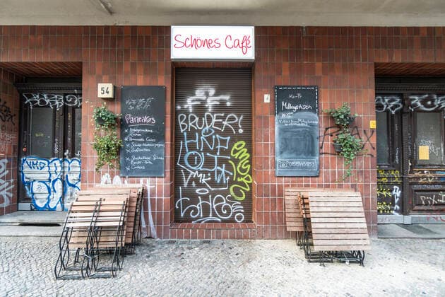 Schönes Cafe geschlossen wegen Convid-19. Berlin Stühle vor Cafe in Kreuzberg . Geschlossen wegen Convid-19 Corona, Berlin