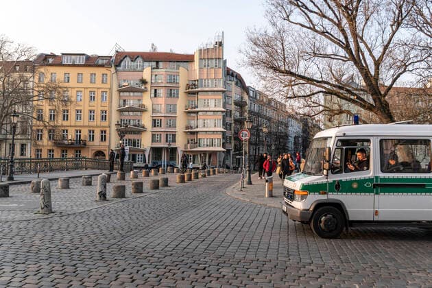 Mißachtung des Kontaktverbots während der Coronakrise in Berlin. Verschärfte Polizeikontrollen sollen eine Ausbreitung des Convid-19 Virus durch zu enge Kontakte verhindern. Mißachtung des Kontaktverbots auf der Admiralsbrücke in Kreuzberg während der Coronakrise in Berlin. Verschärfte Polizeikontrollen sollen eine Ausbreitung des Convid-19 Virus durch zu enge Kontakte verhindern.