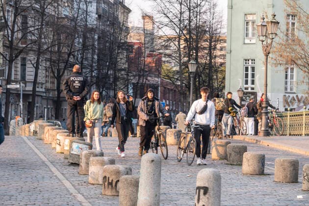 Mißachtung des Kontaktverbots während der Coronakrise in Berlin. Verschärfte Polizeikontrollen sollen eine Ausbreitung des Convid-19 Virus durch zu enge Kontakte verhindern. Mißachtung des Kontaktverbots auf der Admiralsbrücke in Kreuzberg während der Coronakrise in Berlin. Verschärfte Polizeikontrollen sollen eine Ausbreitung des Convid-19 Virus durch zu enge Kontakte verhindern.