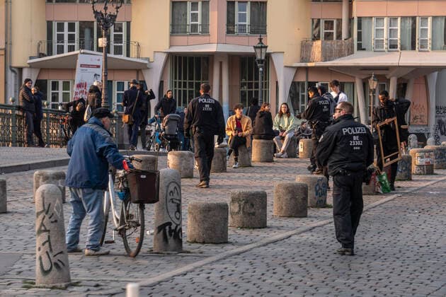 Mißachtung des Kontaktverbots während der Coronakrise in Berlin. Verschärfte Polizeikontrollen sollen eine Ausbreitung des Convid-19 Virus durch zu enge Kontakte verhindern. Mißachtung des Kontaktverbots auf der Admiralsbrücke in Kreuzberg während der Coronakrise in Berlin. Verschärfte Polizeikontrollen sollen eine Ausbreitung des Convid-19 Virus durch zu enge Kontakte verhindern.
