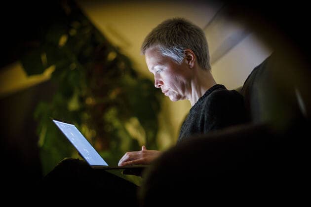Smbolfoto zum Thema Ueberstunden. Eine Frau arbeitet spaet abends zuhause an ihrem Laptop. Berlin, 25.03.2020. Berlin Deutschland