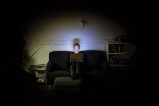 Symbolfoto zum Thema Einsamkeit und Isolation: Eine Frau sitzt nachts auf der Couch und schaut in ihren Laptop. Berlin, 25.03.2020. Um die Ausbreitung des Coronavirus, COVID-19, SARS-CoV-2, zu verlangsamen, wurden in Deutschland Ausgangssperren angeordnet. Alleinstehenden Menschen droht durch Isolation und Quarantaene Einsamkeit und Depressionen. Berlin Deutschland *** Symbol photo on the topic of loneliness and isolation A woman sits on the couch at night and looks at her laptop Berlin, 25 03 2020 In order to slow down the spread of the corona virus, COVID 19, SARS CoV 2, curfews have been ordered in Germany Single people threatened by isolation and quarantines Loneliness and depression Berlin Germany Copyright: xphotothek xThomasxTrutschelx