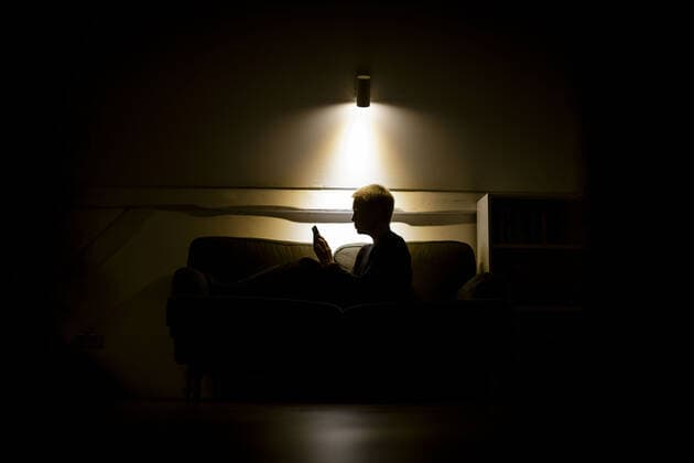 Symbolfoto zum Thema Einsamkeit und Isolation: Eine Frau sitzt nachts auf der Couch und schaut in ein Smartphone. Berlin, 25.03.2020. Um die Ausbreitung des Coronavirus, COVID-19, SARS-CoV-2, zu verlangsamen, wurden in Deutschland Ausgangssperren angeordnet. Alleinstehenden Menschen droht durch Isolation und Quarantaene Einsamkeit und Depressionen. Soziale Kontakte kâˆöâˆ‚nnen nur digital aufrecht erhalten werden. Berlin Deutschland *** Symbol photo on the topic of loneliness and isolation A woman sits on the couch at night and looks into a smartphone Berlin, 25 03 2020 To slow the spread of the corona virus, COVID 19, SARS CoV 2, curfews have been ordered in Germany Single people threatened by isolation and quarantines Loneliness and depression Social contacts kâˆöâˆnnen to be maintained only digitally Berlin Germany Copyright: xphotothek xThomasxTrutschelx