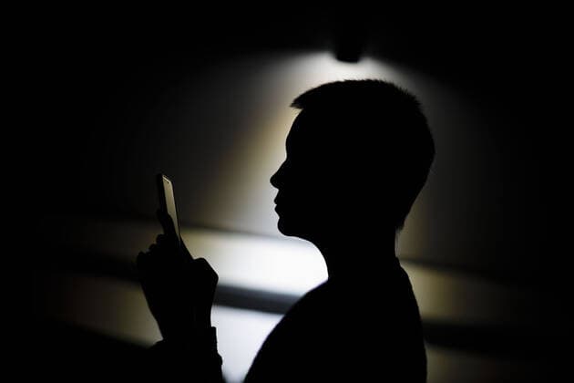 Symbolfoto zum Thema Einsamkeit und Isolation: Eine Frau sitzt nachts auf der Couch und schaut in ein Smartphone. Berlin, 25.03.2020. Um die Ausbreitung des Coronavirus, COVID-19, SARS-CoV-2, zu verlangsamen, wurden in Deutschland Ausgangssperren angeordnet. Alleinstehenden Menschen droht durch Isolation und Quarantaene Einsamkeit und Depressionen. Soziale Kontakte kâˆöâˆ‚nnen nur digital aufrecht erhalten werden. Berlin Deutschland *** Symbol photo on the topic of loneliness and isolation A woman sits on the couch at night and looks into a smartphone Berlin, 25 03 2020 To slow the spread of the corona virus, COVID 19, SARS CoV 2, curfews have been ordered in Germany Single people threatened by isolation and quarantines Loneliness and depression Social contacts kâˆöâˆnnen to be maintained only digitally Berlin Germany Copyright: xphotothek xThomasxTrutschelx