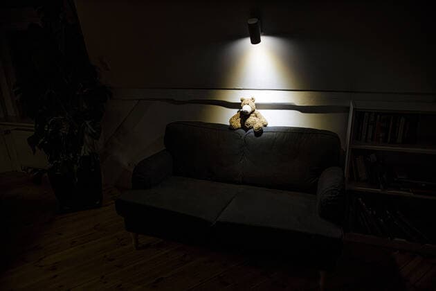 Symbolfoto zum Thema Kindesmissbrauch: Ein Teddy sitzt im Dunkeln allein auf einer Couch. Berlin, 25.03.2020. Berlin Deutschland *** Symbol photo on the subject of child abuse A teddy sitting alone on a couch in the dark Berlin, 25 03 2020 Berlin Germany Copyright: xphotothek xThomasxTrutschelx