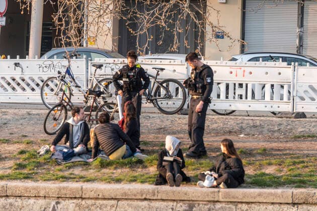 Mißachtung des Kontaktverbots während der Coronakrise in Berlin. Verschärfte Polizeikontrollen sollen eine Ausbreitung des Convid-19 Virus durch zu enge Kontakte verhindern. Mißachtung des Kontaktverbots am Landwehrkanal in Kreuzberg während der Coronakrise in Berlin. Verschärfte Polizeikontrollen sollen eine Ausbreitung des Convid-19 Virus durch zu enge Kontakte verhindern.