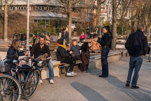 Mißachtung des Kontaktverbots während der Coronakrise in Berlin. Verschärfte Polizeikontrollen sollen eine Ausbreitung des Convid-19 Virus durch zu enge Kontakte verhindern. Mißachtung des Kontaktverbots am Bouleplatz Paul Linke Ufer in Kreuzberg. Verschärfte Polizeikontrollen sollen eine Ausbreitung des Convid-19 Virus durch zu enge Kontakte verhindern.