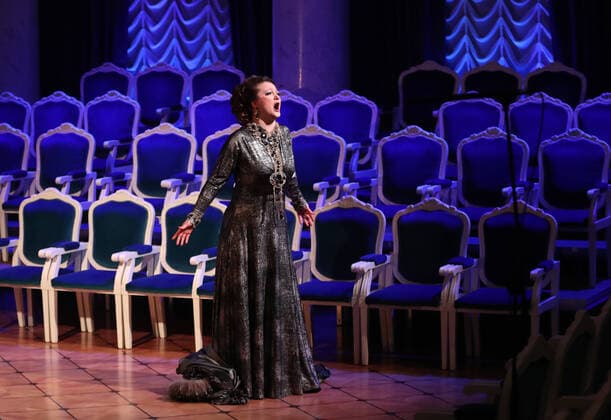 Bilder des Jahres 2020, Entertainment 03 MÃ¤rz Entertainment Themen der Woche KW13 MOSCOW, RUSSIA - MARCH 28, 2020: Singer Yulia Shcherbakova performs in a scene from the Verdi Online concert streamed live from the White Column Hall of Princess Shakhovskaya at the Helikon-Opera Moscow Music Theatre. Vladimir Gerdo TASS  TS0D3BC3