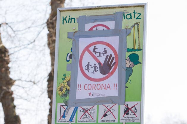 28.03.2020, xtgx, Auswirkungen des Corona Virus in Magdeburg, Schild an einem gesperrten Spielplatz. Durch einen Beschluss des Landes Sachsen-Anhalt sind alle Spielplaetze gesperrt. Magdeburg