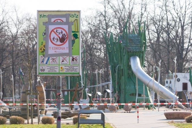 28.03.2020, xtgx, Auswirkungen des Corona Virus in Magdeburg, Schild an einem gesperrten Spielplatz. Durch einen Beschluss des Landes Sachsen-Anhalt sind alle Spielplaetze gesperrt. Magdeburg