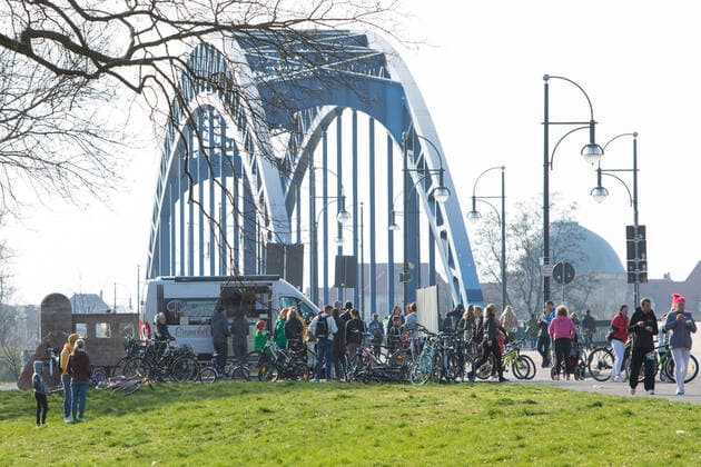 28.03.2020, xtgx, Auswirkungen des Corona Virus in Magdeburg, im Stadtpark Rotehorn stehen die Menschen dicht gedraengt vor einem Eiswagen Magdeburg