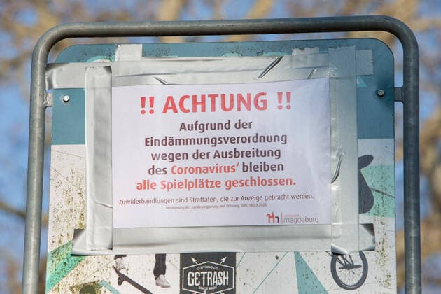 28.03.2020, xtgx, Auswirkungen des Corona Virus in Magdeburg, Schild an einem gesperrten Spielplatz. Durch einen Beschluss des Landes Sachsen-Anhalt sind alle Spielplaetze gesperrt. Magdeburg