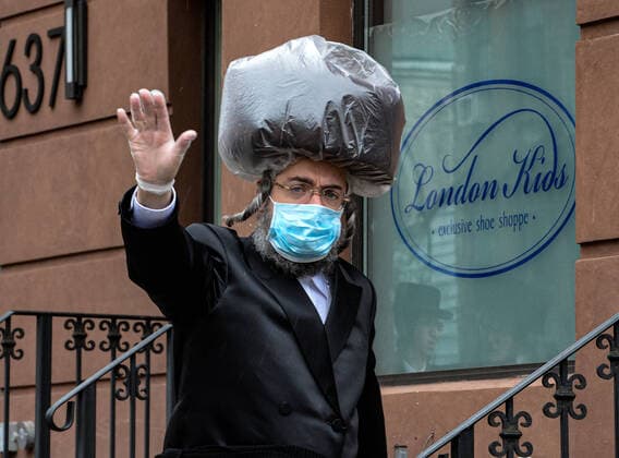 News Themen der Woche KW13 March 28, 2020, New York Brooklyn, USA: A Hasidic Jewish wearing a mask and gloves The COVID-19 death toll in the city was 450 Total 26,697. . 03 28 20. New York Brooklyn Williamsburg . . New York Brooklyn. USA - ZUMAs252 20200328_znp_s252_005 Copyright: xMarcusxSantosx