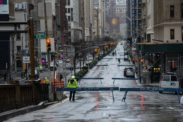 March 28, 2020, New York Manhattan, USA: NYC outlines street closures to promote Ã social distancing during coronavirus shutdown. NYC The COVID-19 death toll in the city was 450 Total 26,697. . 03 28 20. New York Manhattan Park AV and 34ST. . New York Manhattan USA - ZUMAs252 20200328_znp_s252_029 Copyright: xMarcusxSantosx