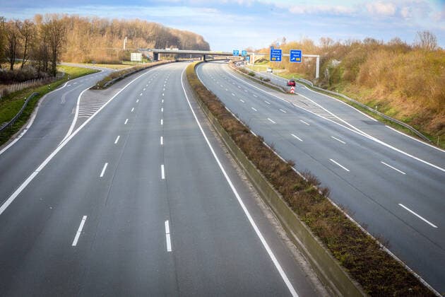 DEU, Deutschland, Nordrhein-Westfalen, Münster, 28.03.2020: Leere Autobahn, auf der Bundesautobahn 1, BAB 1, Autobahn 1, A1, sind im Bereich im des Kreuz Münster Nord nur vereinzelt Fahrzeuge unterwegs.