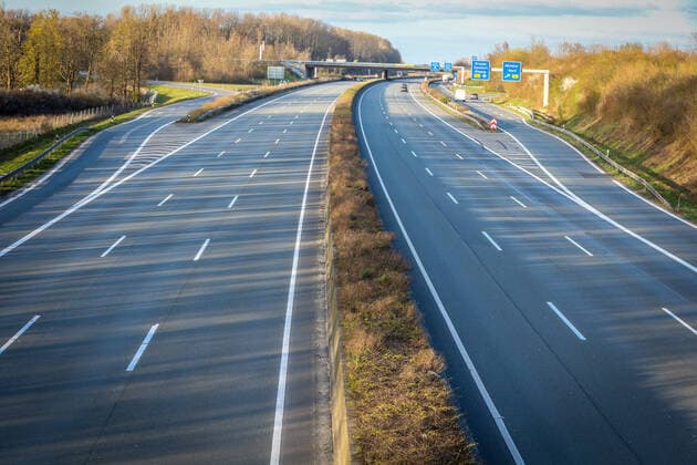 DEU, Deutschland, Nordrhein-Westfalen, Münster, 28.03.2020: Leere Autobahn, auf der Bundesautobahn 1, BAB 1, Autobahn 1, A1, sind im Bereich im des Kreuz Münster Nord nur vereinzelt Fahrzeuge unterwegs.