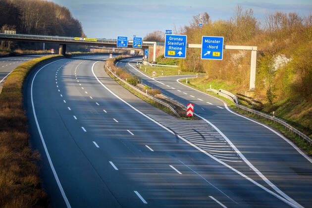 DEU, Deutschland, Nordrhein-Westfalen, Münster, 28.03.2020: Leere Autobahn, auf der Bundesautobahn 1, BAB 1, Autobahn 1, A1, sind im Bereich im des Kreuz Münster Nord nur vereinzelt Fahrzeuge unterwegs.