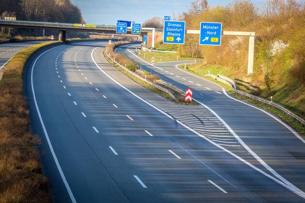 DEU, Deutschland, Nordrhein-Westfalen, Münster, 28.03.2020: Leere Autobahn, auf der Bundesautobahn 1, BAB 1, Autobahn 1, A1, sind im Bereich im des Kreuz Münster Nord nur vereinzelt Fahrzeuge unterwegs.