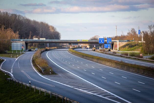 DEU, Deutschland, Nordrhein-Westfalen, Münster, 28.03.2020: Leere Autobahn, auf der Bundesautobahn 1, BAB 1, Autobahn 1, A1, sind im Bereich im des Kreuz Münster Nord nur vereinzelt Fahrzeuge unterwegs.