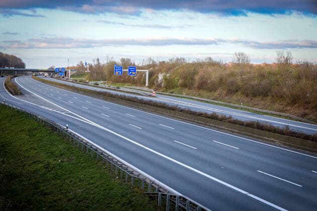 DEU, Deutschland, Nordrhein-Westfalen, Münster, 28.03.2020: Leere Autobahn, auf der Bundesautobahn 1, BAB 1, Autobahn 1, A1, sind im Bereich im des Kreuz Münster Nord nur vereinzelt Fahrzeuge unterwegs.