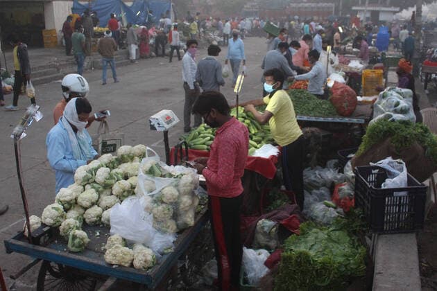 GURUGRAM, INDIA - MARCH 28: A view of vegetable market on Day 4 of 21 day nationwide lockdown to curb the spread of coronavirus, at Khandsa Road, Sabji Mandi, on March 28, 2020 in Gurugram, India. (Photo by Yogendra Kumar Hindustan Times ) Coronavirus Update: Amid Lockdown, A Sea Of Migrants In Delhi-NCR Try To Find Their Way Back Home
