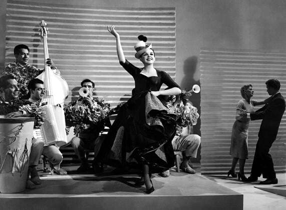 A STAR IS BORN, Judy Garland (center). 1954, Peanut Vendor number Courtesy Everett Collection !ACHTUNG AUFNAHMEDATUM GESCHÃ„TZT! PUBLICATIONXNOTxINxCANxCHNxFRAxITAxJPNxNORxPOLxRUSxESPxUKxUSA Copyright: xCourtesyxEverettxCollectionx MBDSTIS EC005